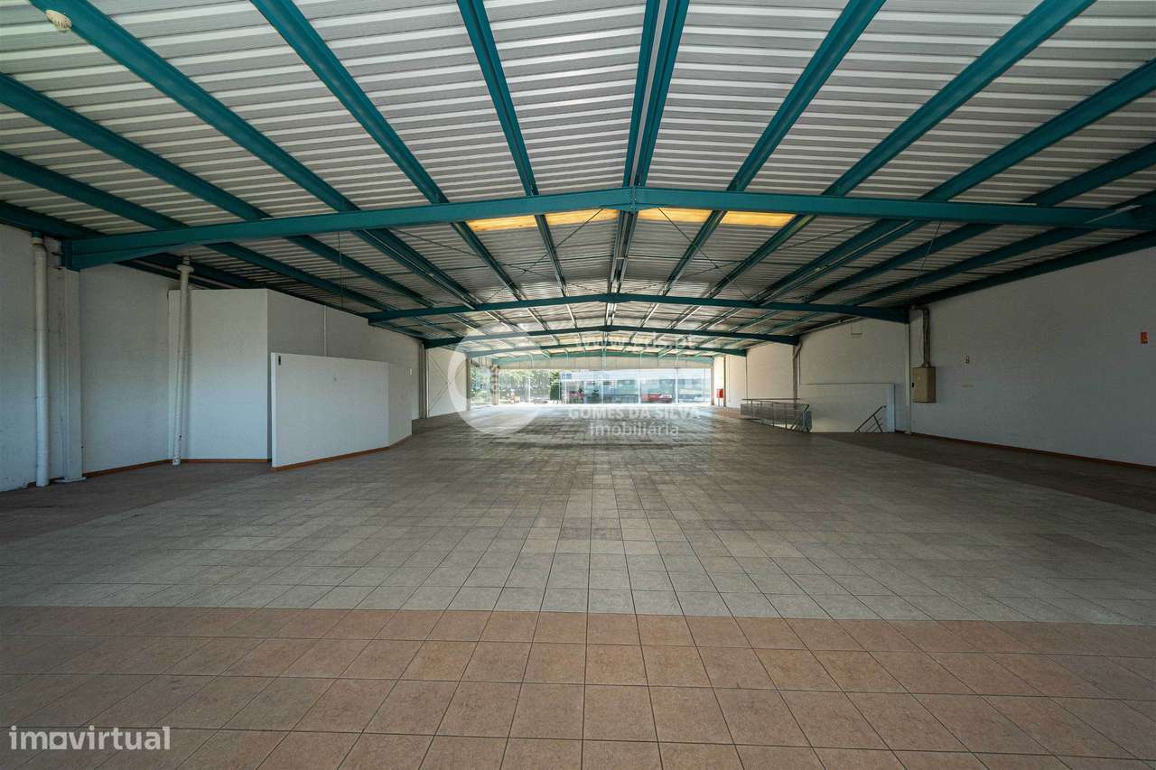 Pavilhão Comercial c/ área bruta de 1782m2 em Ferreiros-11