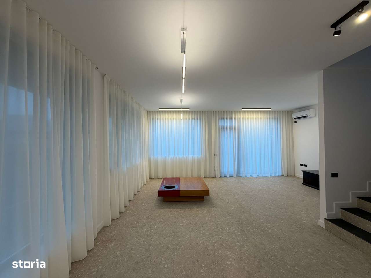 LA CHEIE! GATA DE MUTARE-TEREN 300 MP școală Americana 3 min.-10