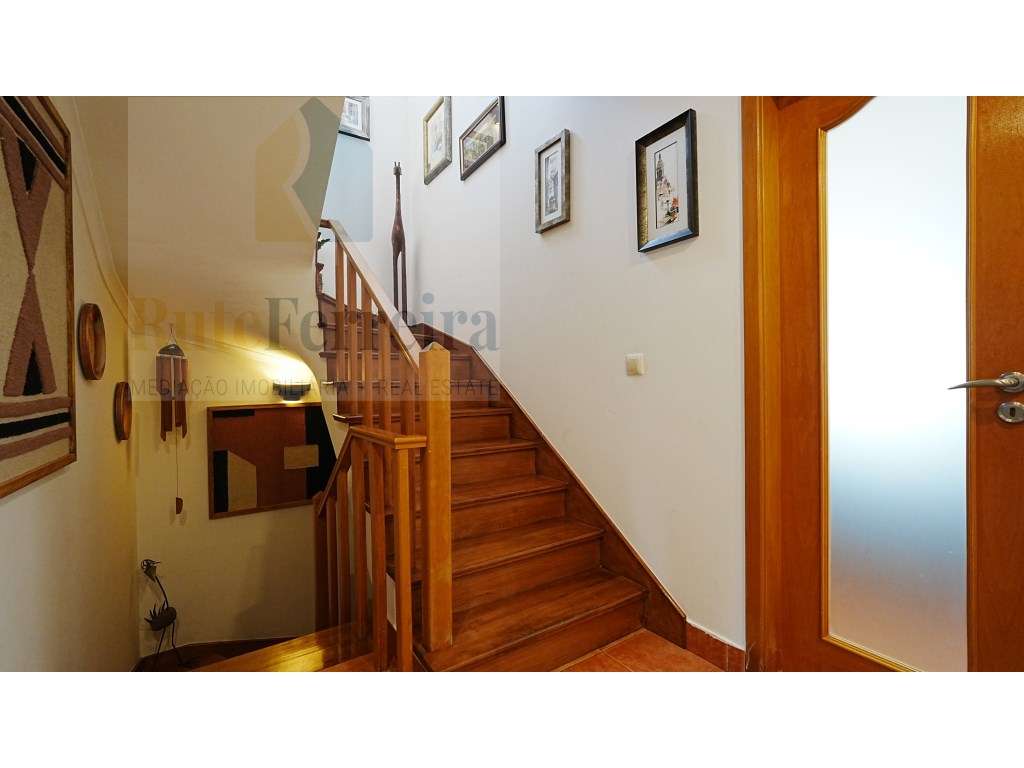 Moradia T3 localizada em São Pedro da Cadeira com jardim-13