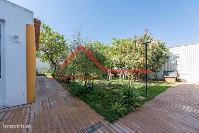 Moradia Térrea V2 Remodelada com Anexos e Jardim em Pinhal Novo-1