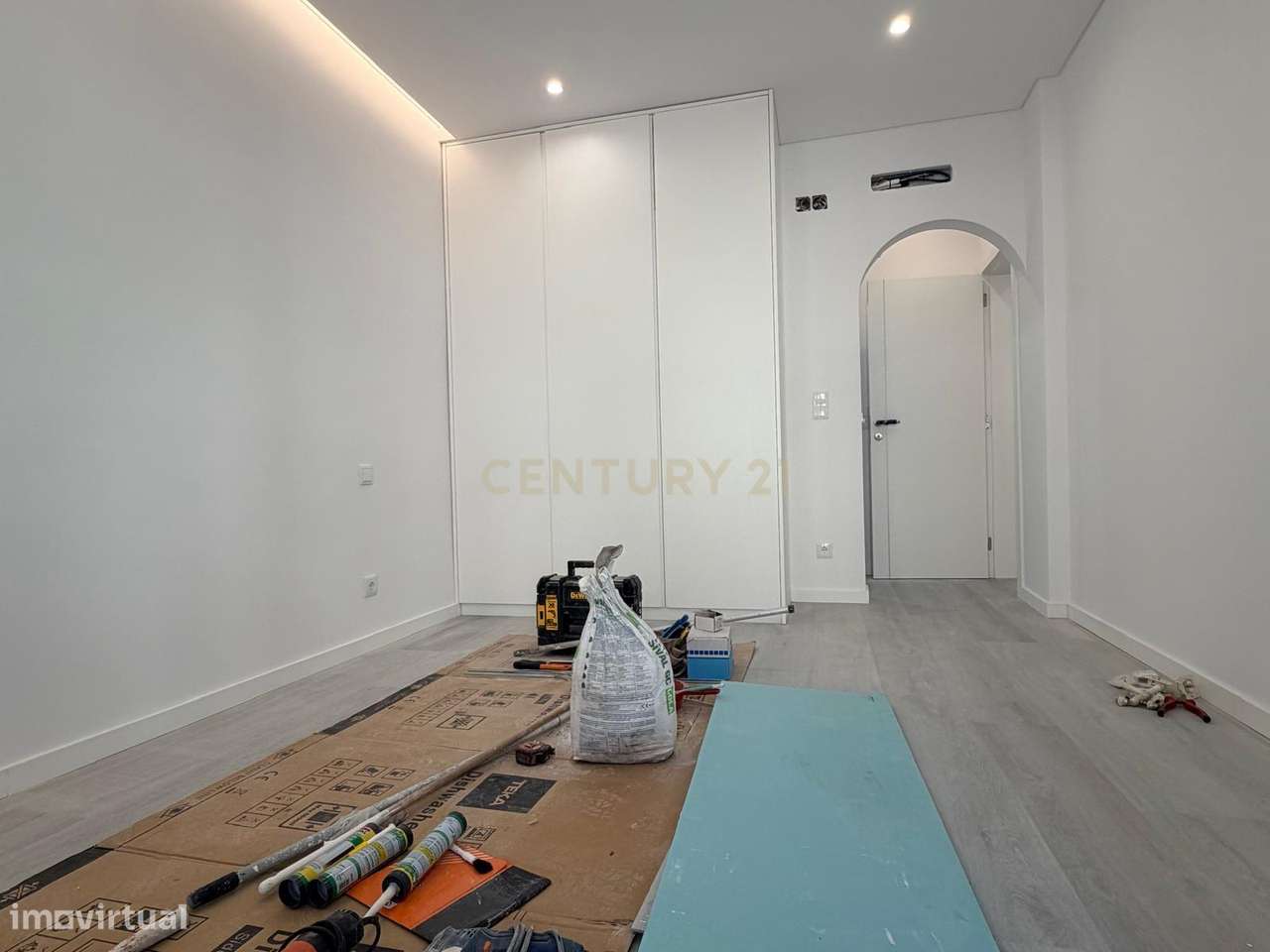T2 no centro de Queijas totalmente remodelado-13