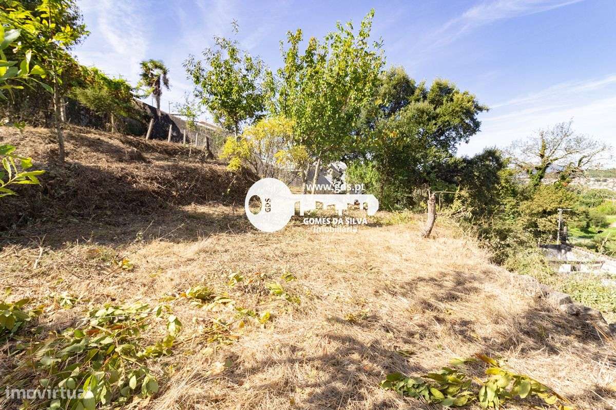 Moradia tri-familiar em ruína com afetação de comércio e habitação-14