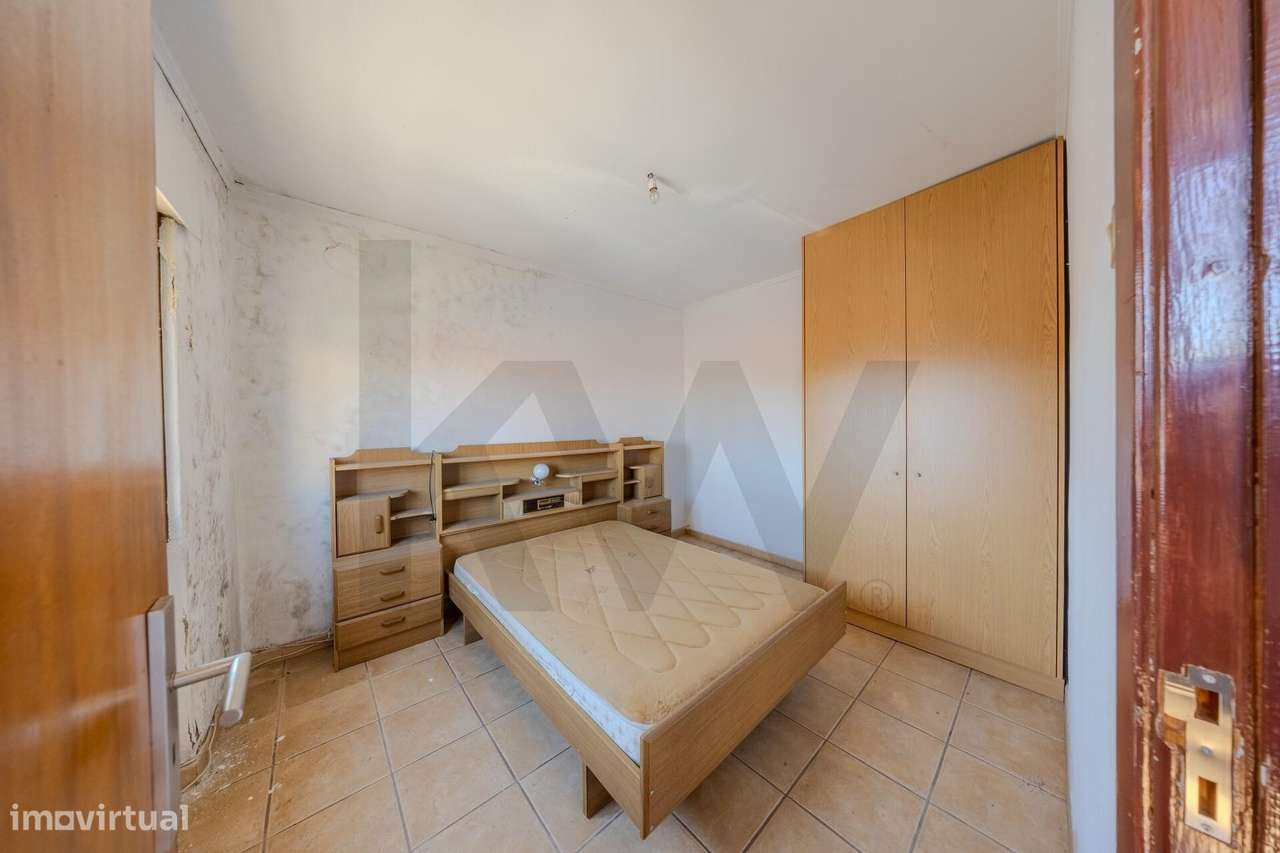 Moradia Bi-Familiar + 2 Anexos Habitáveis na Sobreda Caparica-5