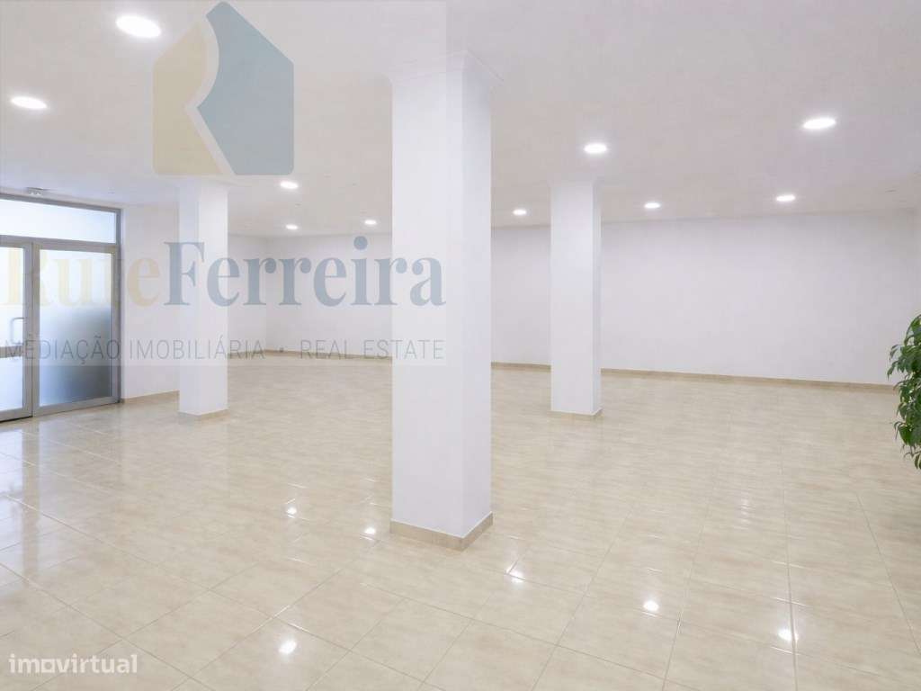 Espaço comercial amplo no rés-do-chão, com duas frentes de loja e e... - Grande imagem: 2/14