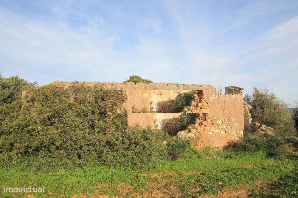 Quinta perto Amendoeiras Golfe com uma casa habitável e uma Ruina - Grande imagem: 3/8