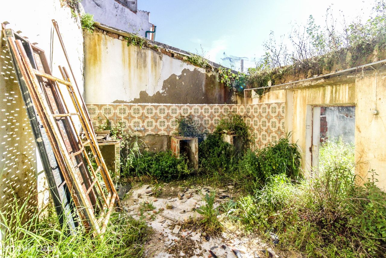 Casa de Aldeia p reconstruir c Terreno e 2 Frentes