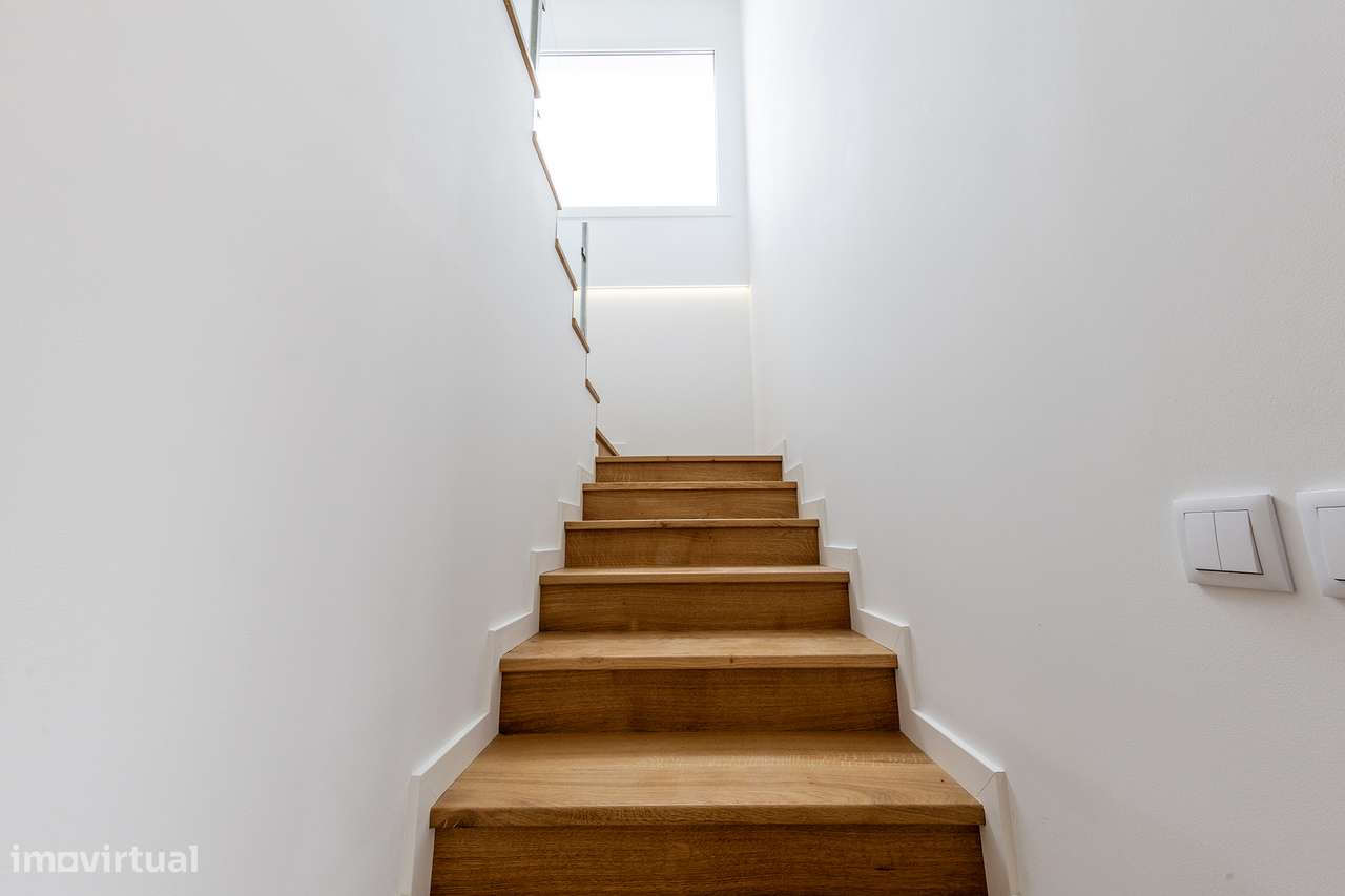 Moradia T4 de arquitetura contemporânea-23