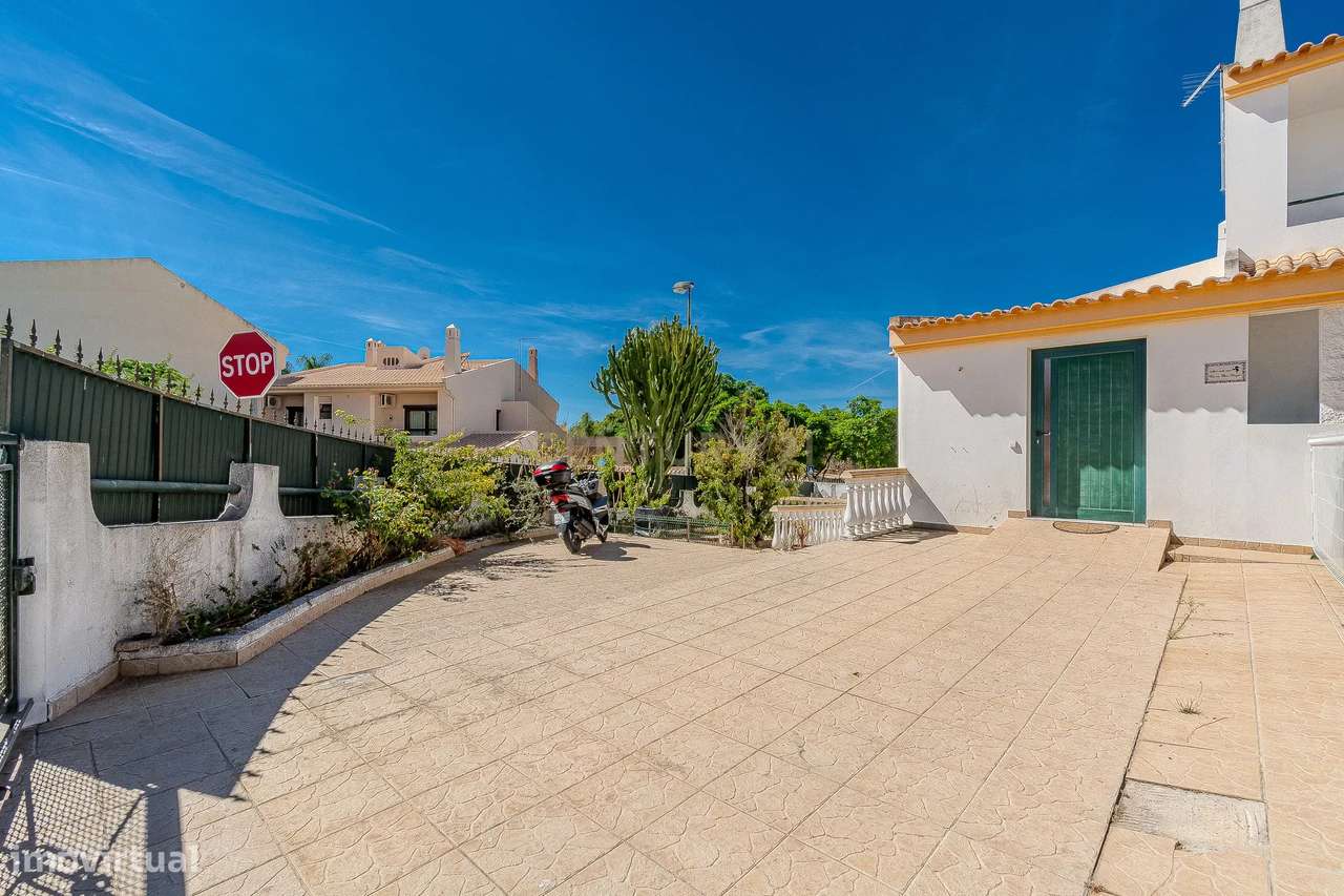 Moradia T2 Geminada C/ 2 Apartamentos Independentes e 238 M2 de Área E-27