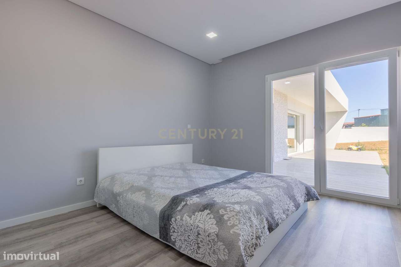 Vila Alegre / Fernão Ferro - Luxuosa moradia isolada térrea de 4 assoa-21