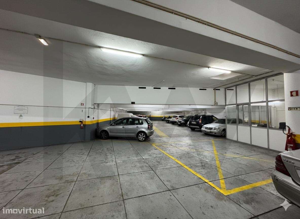 Garagem - 53 lugares - À Praça de Velasquez - Porto - Grande imagem: 2/17