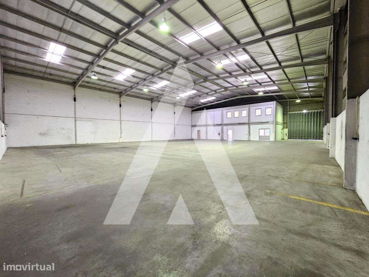 Armazém com dois pisos e balneários em Oiã - Grande imagem: 5/28