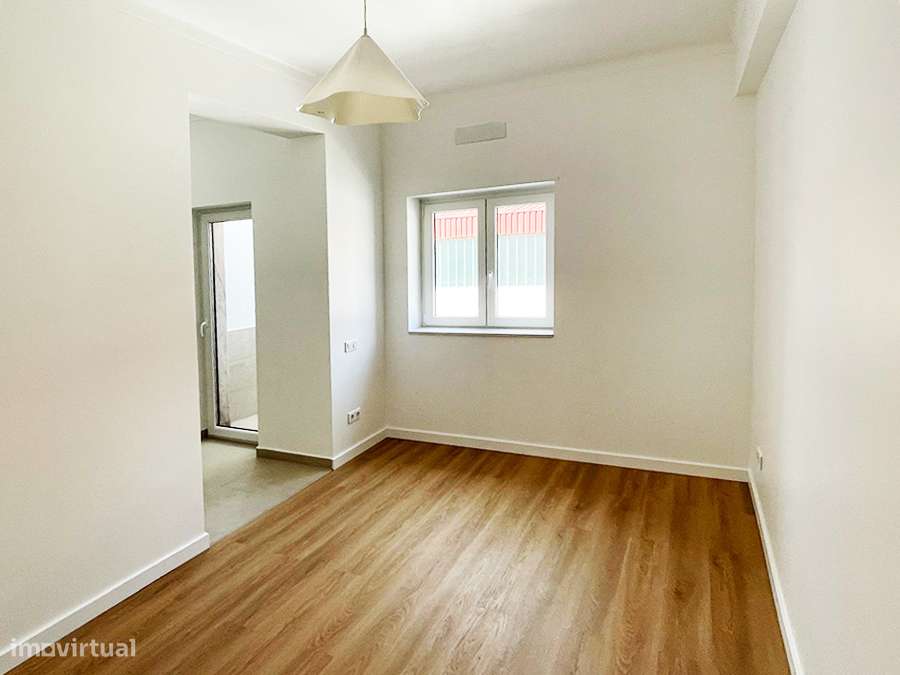 Apartamento T2, totalmente remodelado com qualidade, centro C. Rainha-7