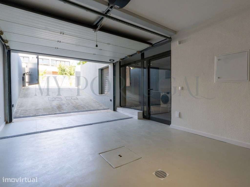 Elegância e Modernidade: Moradia T4 de Luxo com Rooftop em Alcochete-35