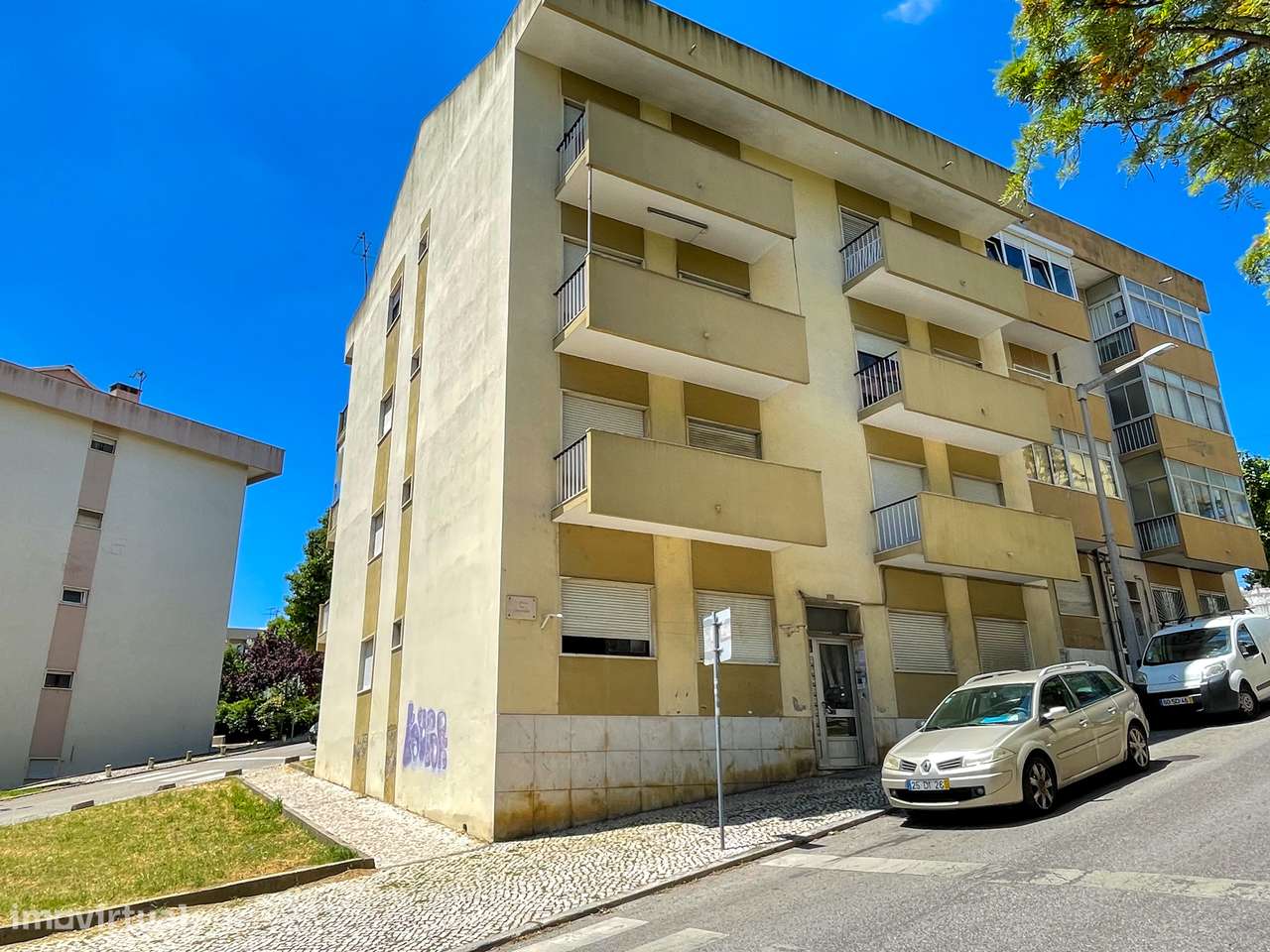 Prédio com 8 T2 (7 devolutos) + Sótão - Póvoa de Santa Iria-0