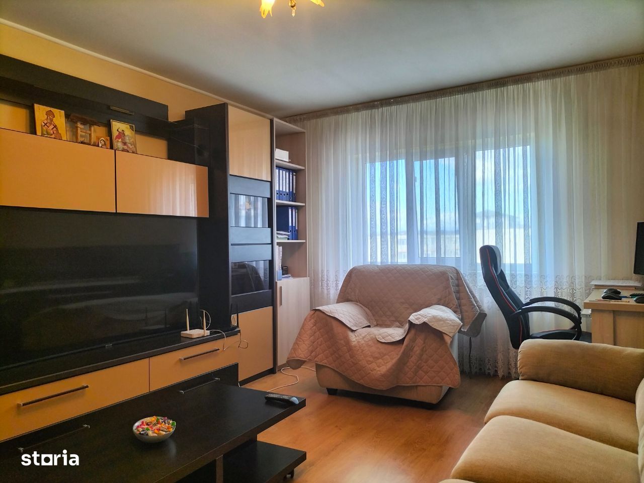 Vând apartament decomandat cu 3 camere, zona Robea.