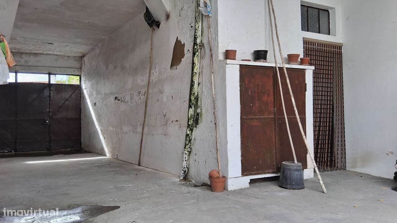 Moradia com Quintal, Garagem e Anexos no Coração de Coruche – Santarém-19