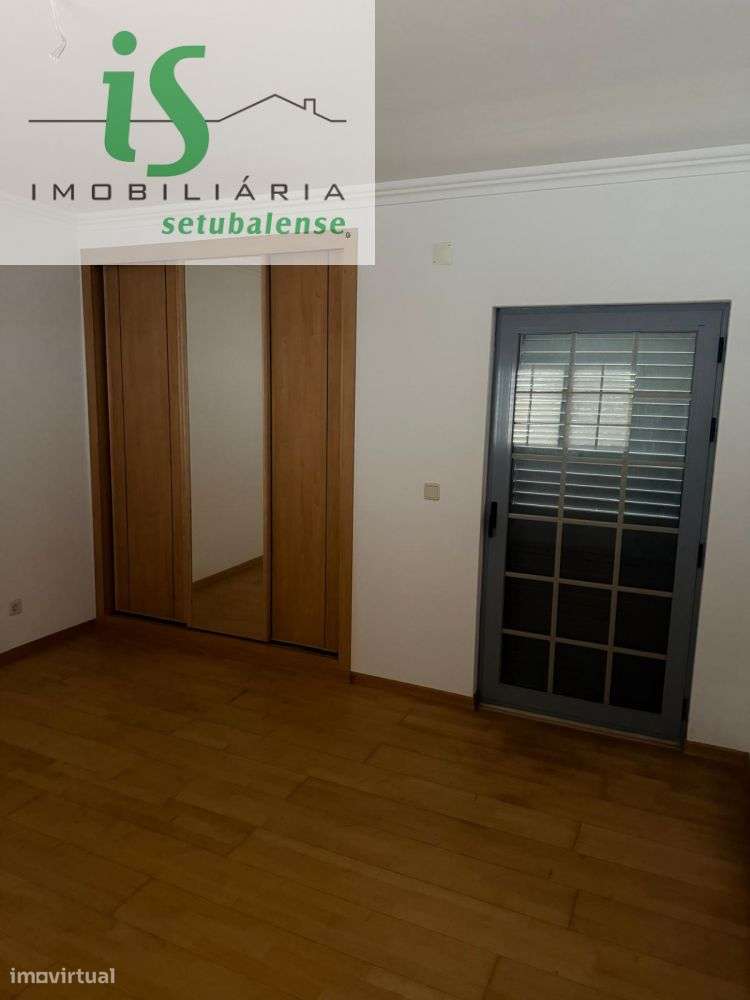 MORADIA T4 NA SOBREDA COM GARAGEM ISOLADA E TERRENO EM GAVETO.-14