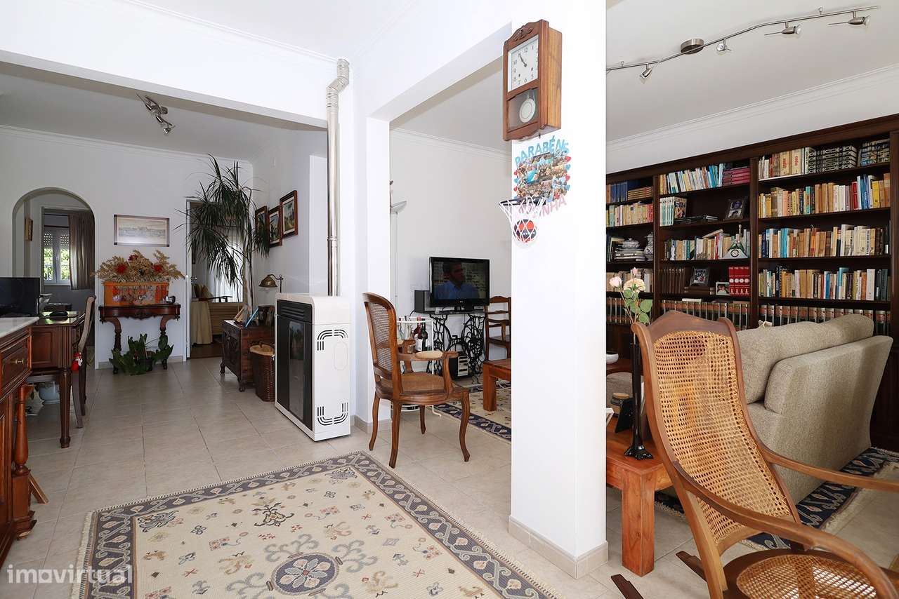 Moradia com duas fracções – Rentabilidade Imediata – Porto Salvo – Oei-8