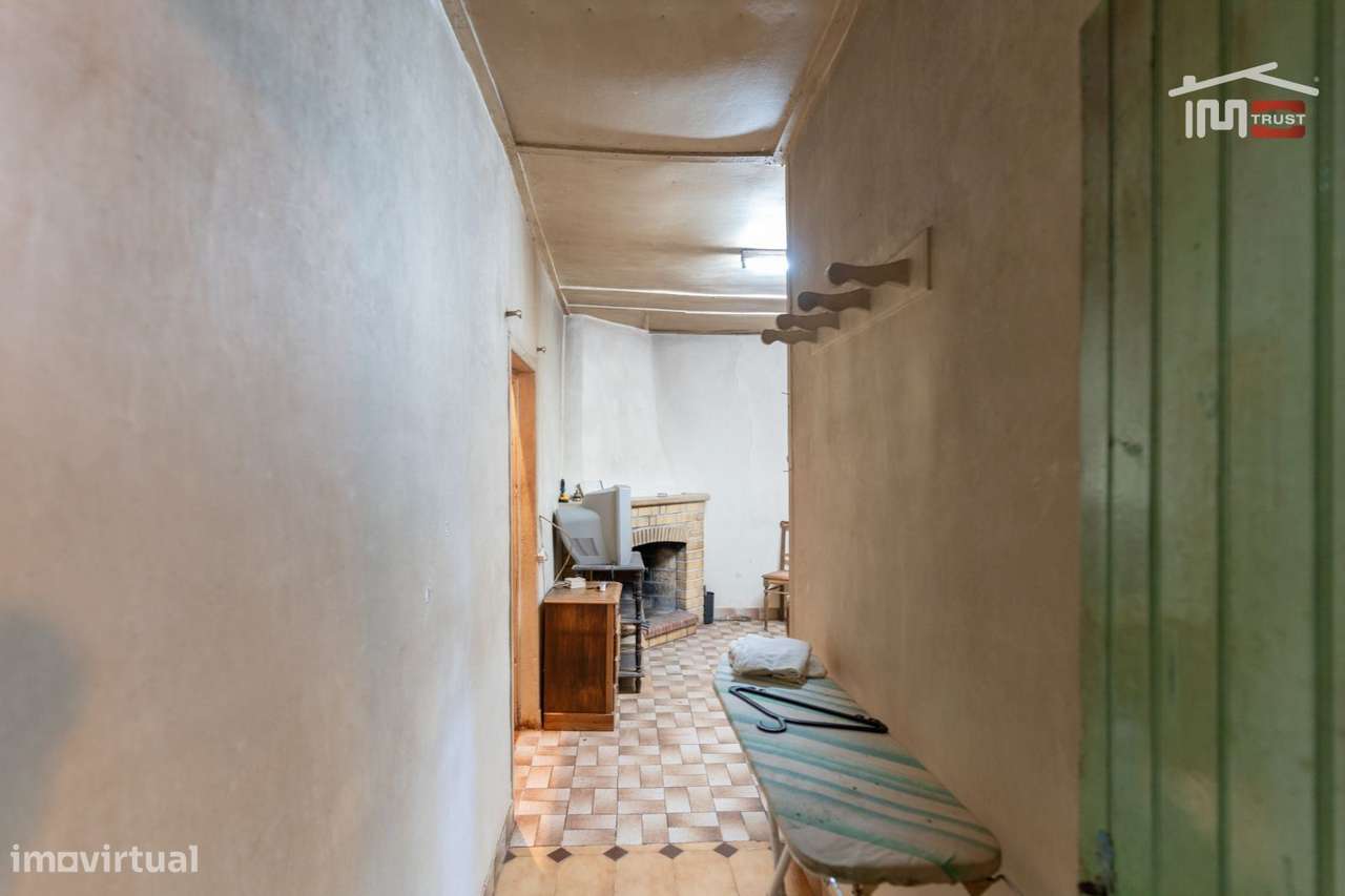 Moradia T3 para reconstrução em Crespos, S. Mamede-11