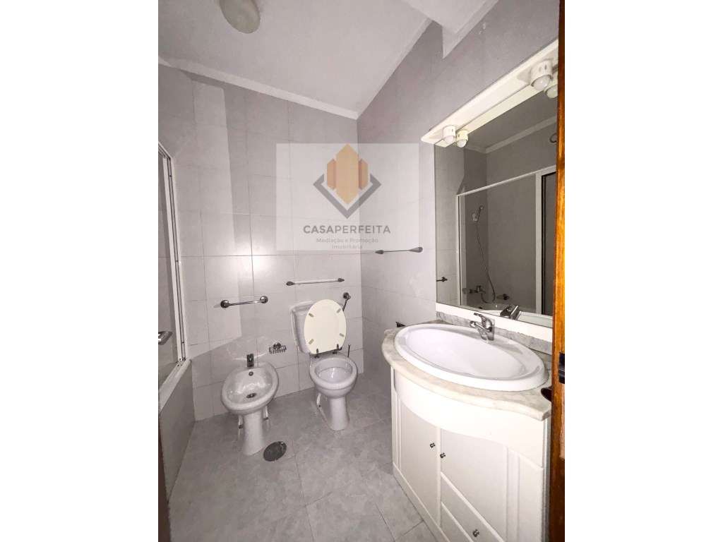 Apartamento T2 com Varanda Fechada e Lugar de Garagem - Junto ao El...-11