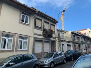 Prédio com 3 pisos para recuperação, no Porto