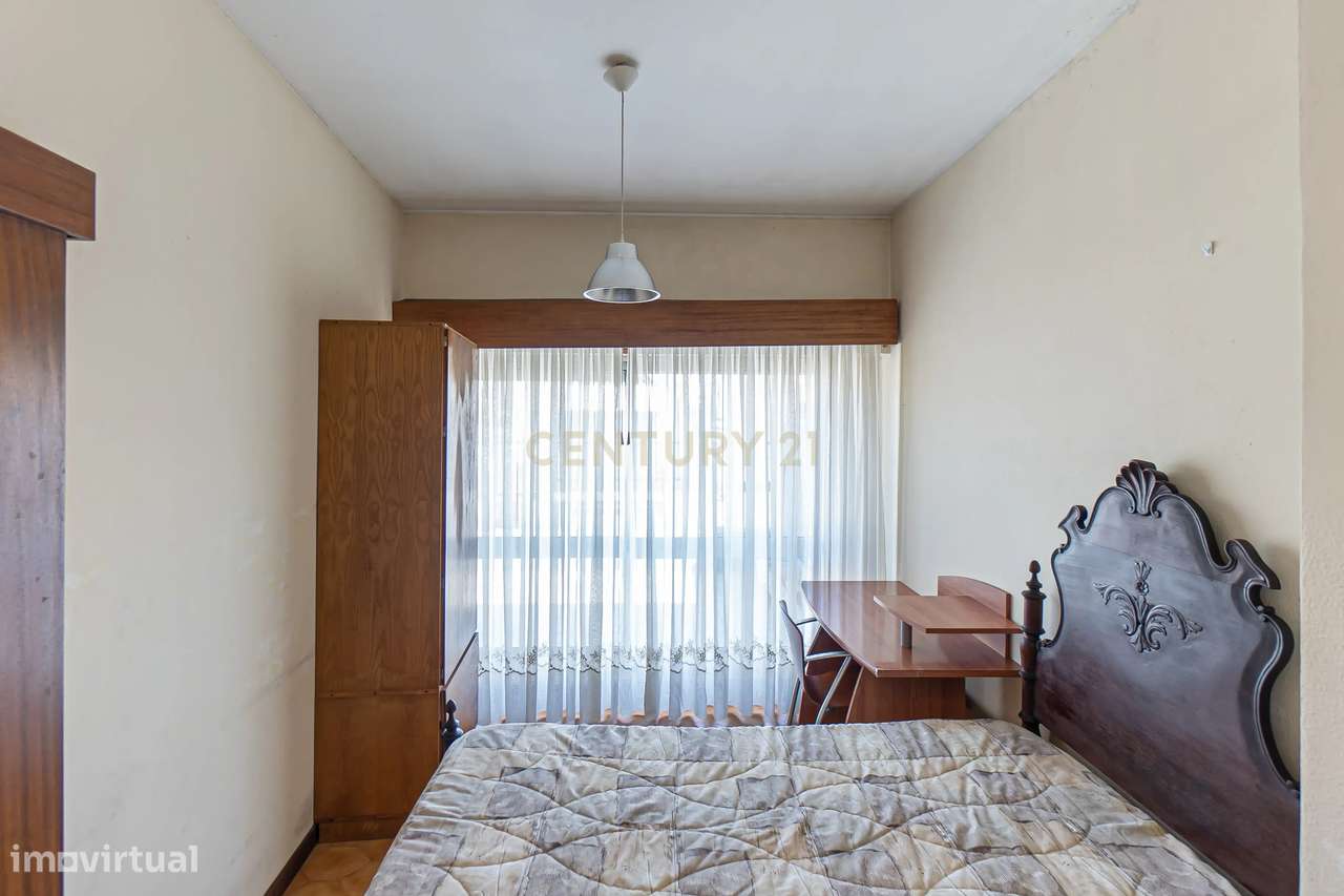 Apartamento T2+1 com Terraço na Prestigiada Rua da Alegria-11