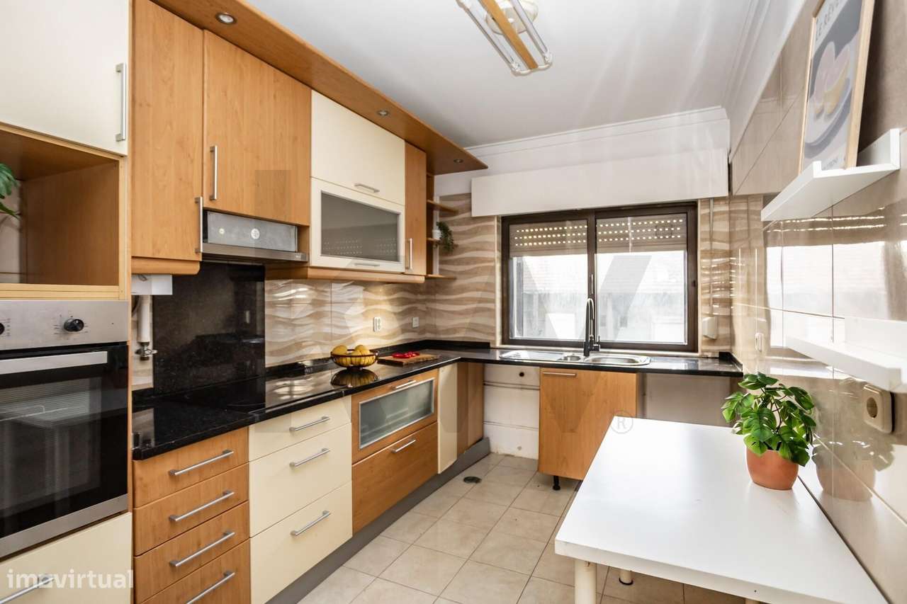 Apartamento T2 na Rua da Liberdade em Almada-6