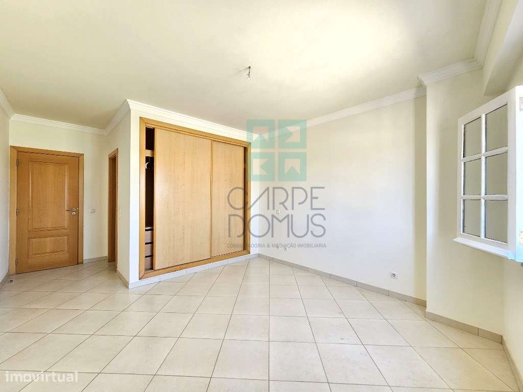 Apartamento T2 com 124,64m2, parqueamento para 2 viaturas, no centr...-16