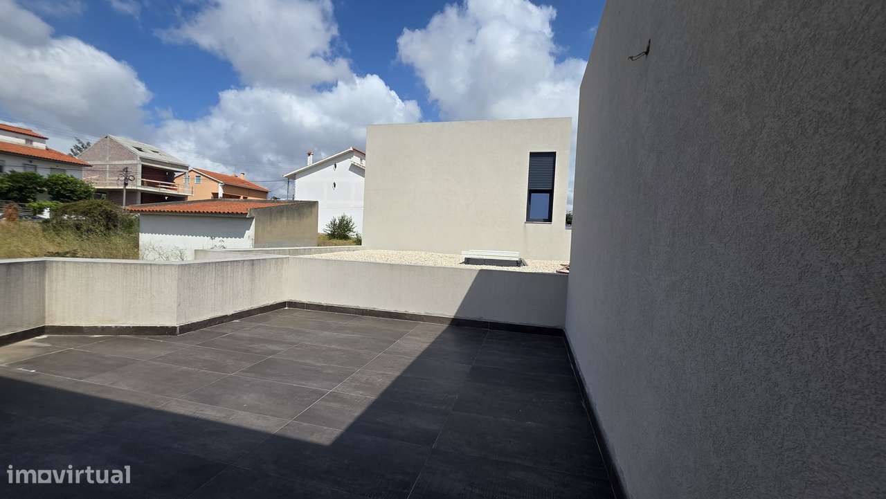 Viva numa moradia T4 isolada com jardim e vista mar-34