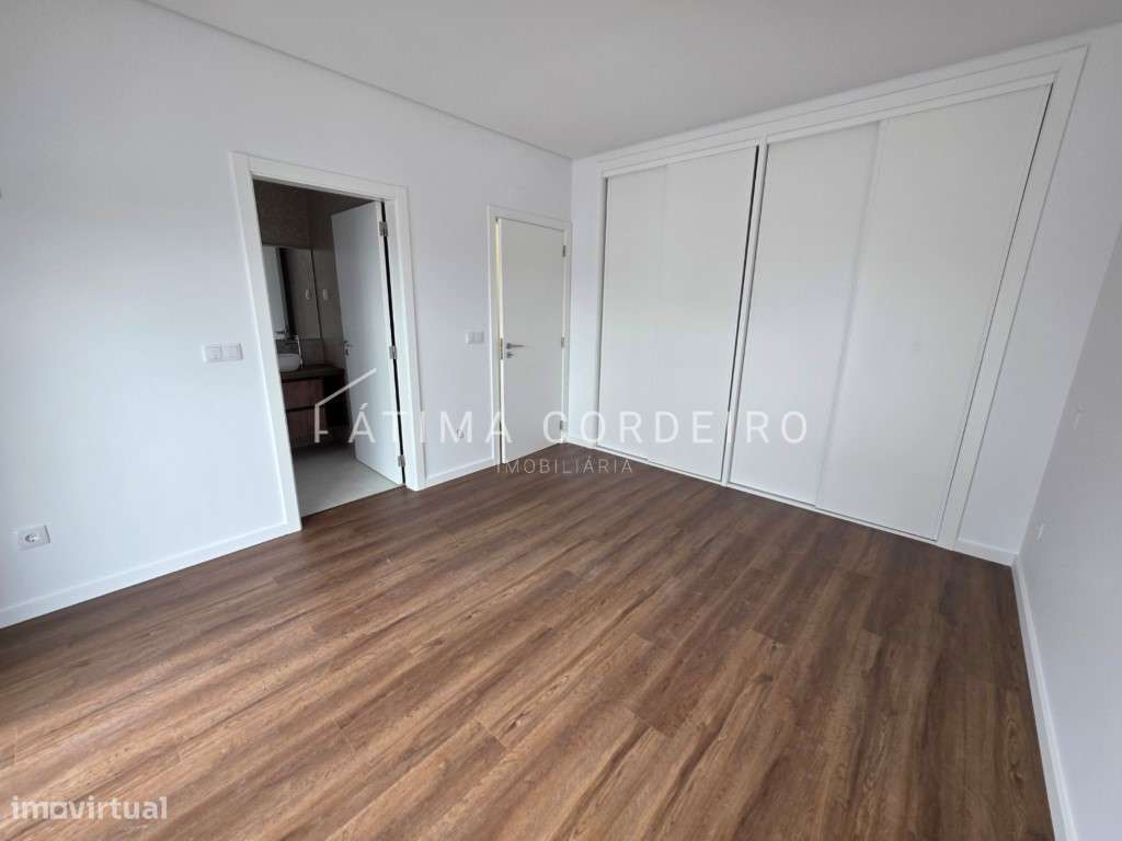 Fantástica Moradia Isolada Térrea T4 Fernão Ferro-11