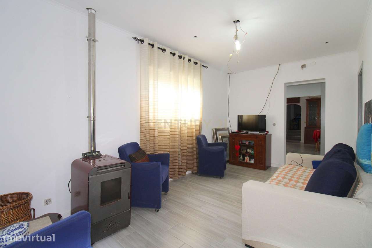 Quinta com Moradia Bi-familiar, construída num lote de 7.500 m2, em Pa-4