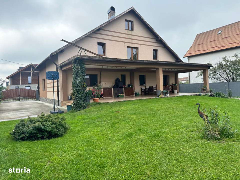 Casa superba intr-o zona linistita – 4 dormitoare, 3 bai, living spa - Imagine principală: 4/19