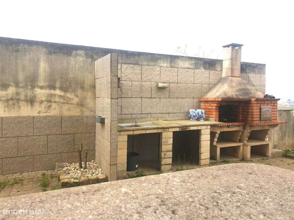 Moradia Gaveto T3 mais escritório e um apartamento T2-34