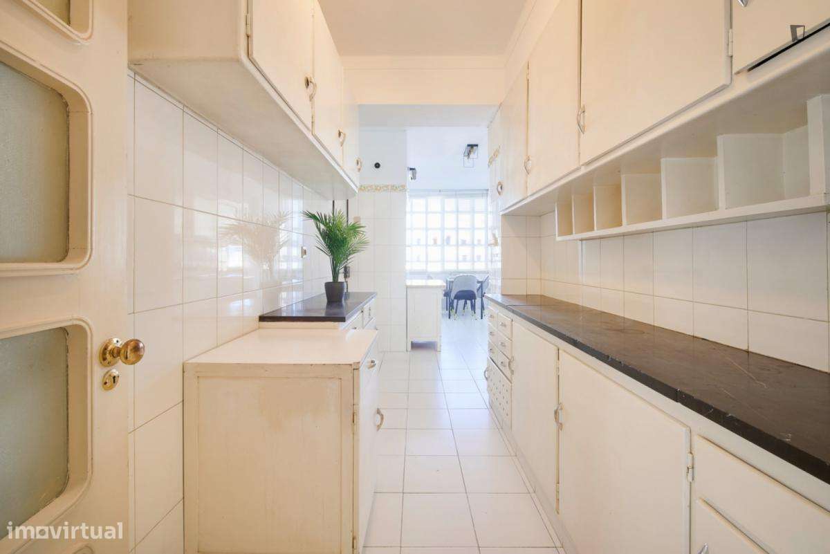 Quarto - localizado em Roma-Areeiro Lisbon - Grande imagem: 4/10