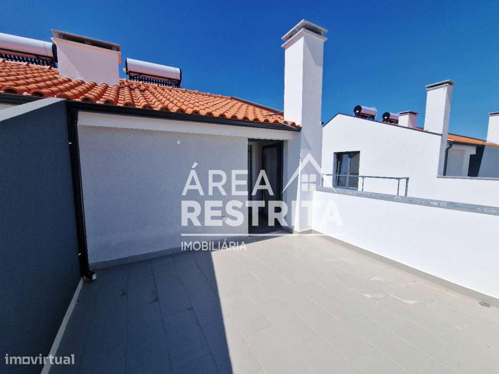 MORADIA T3 GEMINADA COM GARAGEM E TERRAÇO SUPERIOR NA QUINTA DO CONDE-16