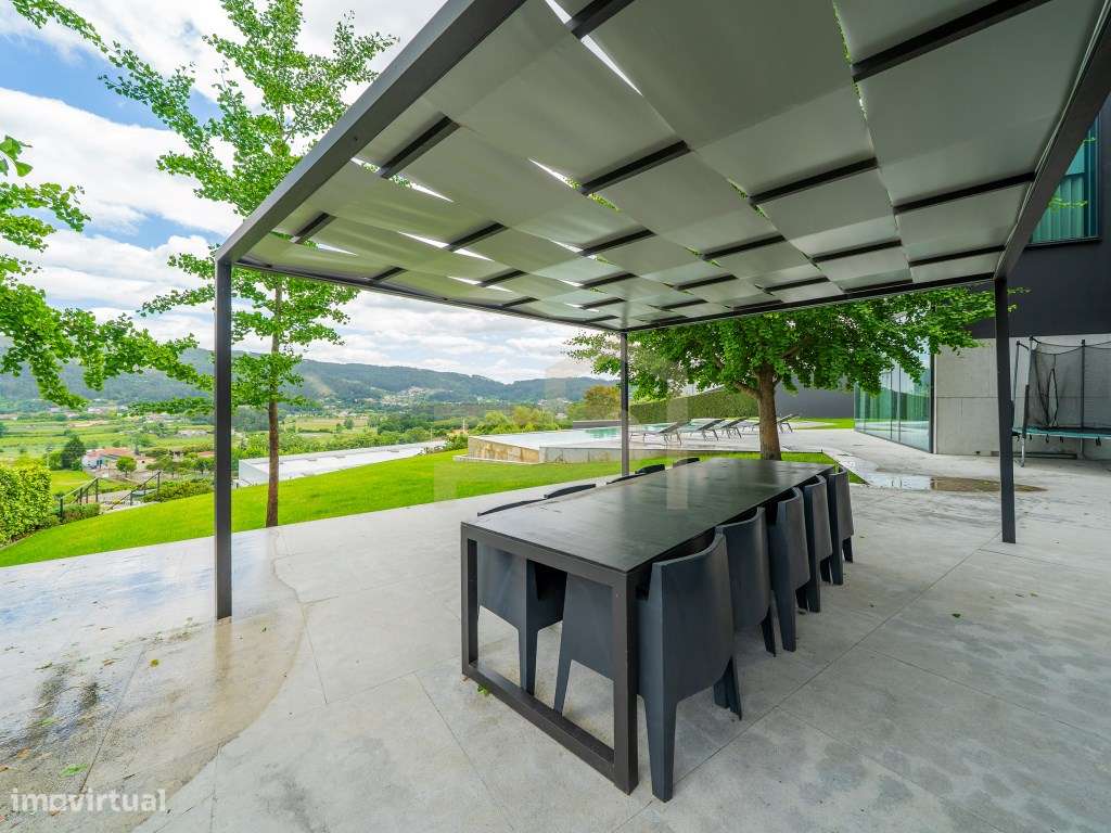 Exclusiva Moradia de Luxo com Design Contemporâneo-23