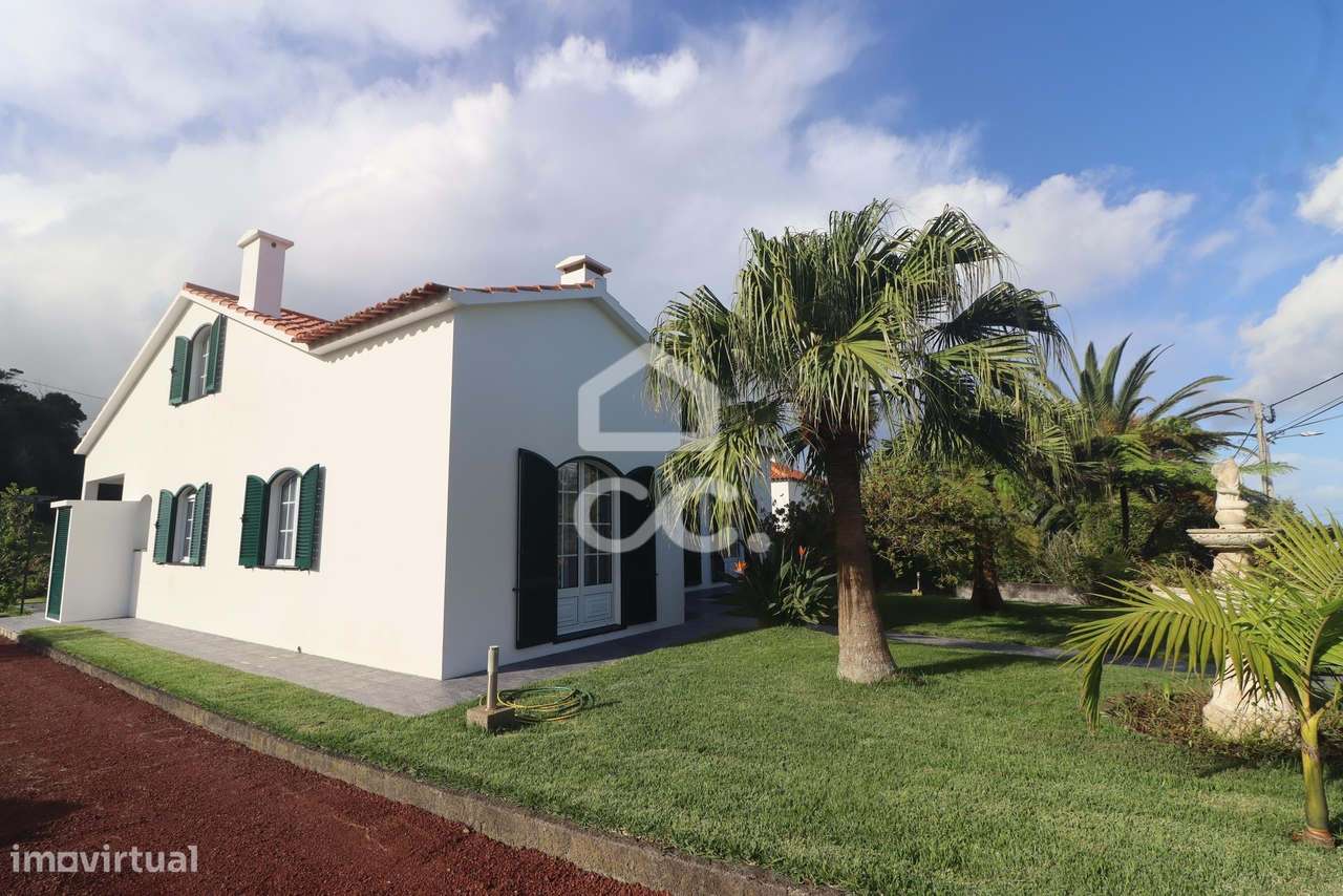 Moradia com 4 Quartos e Anexo T1  - São Vicente Ferreira - Ponta Delga-36