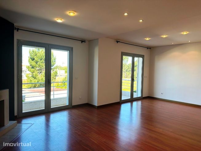 Apart amento T.4 - Eq., cond. c. piscina e p. infantil, Marinha Grand-2