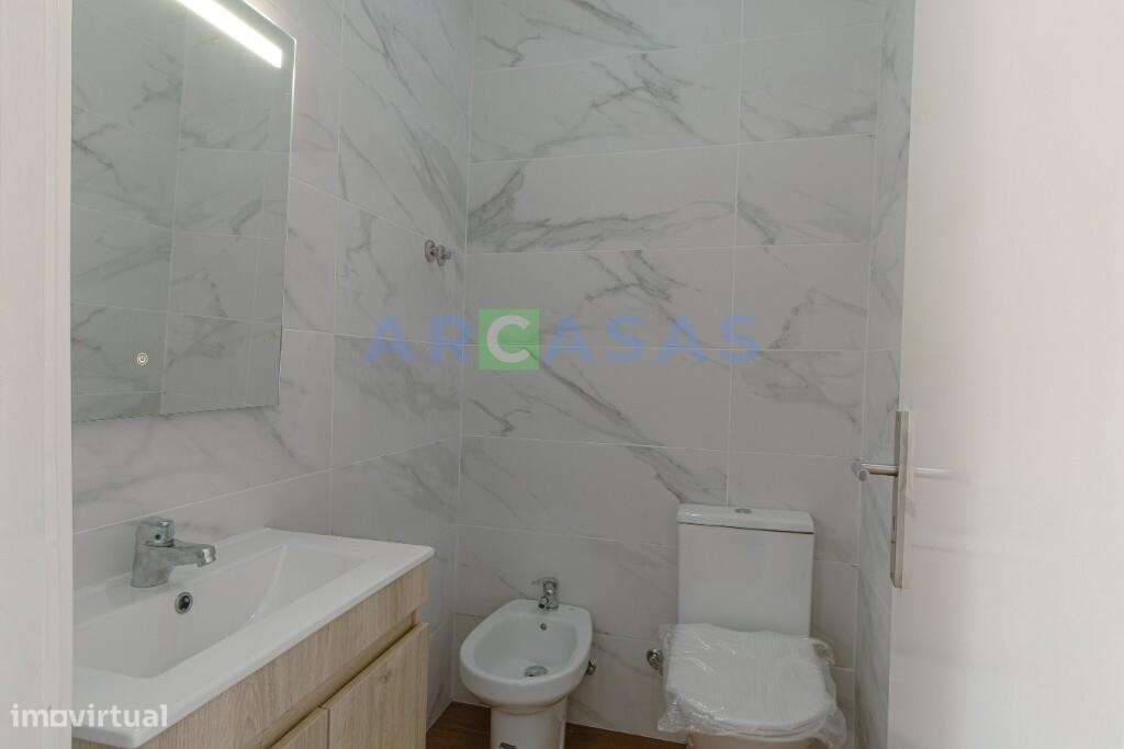 Apartamento T3 com garagem e varandas em Águas Santas, Maia-12