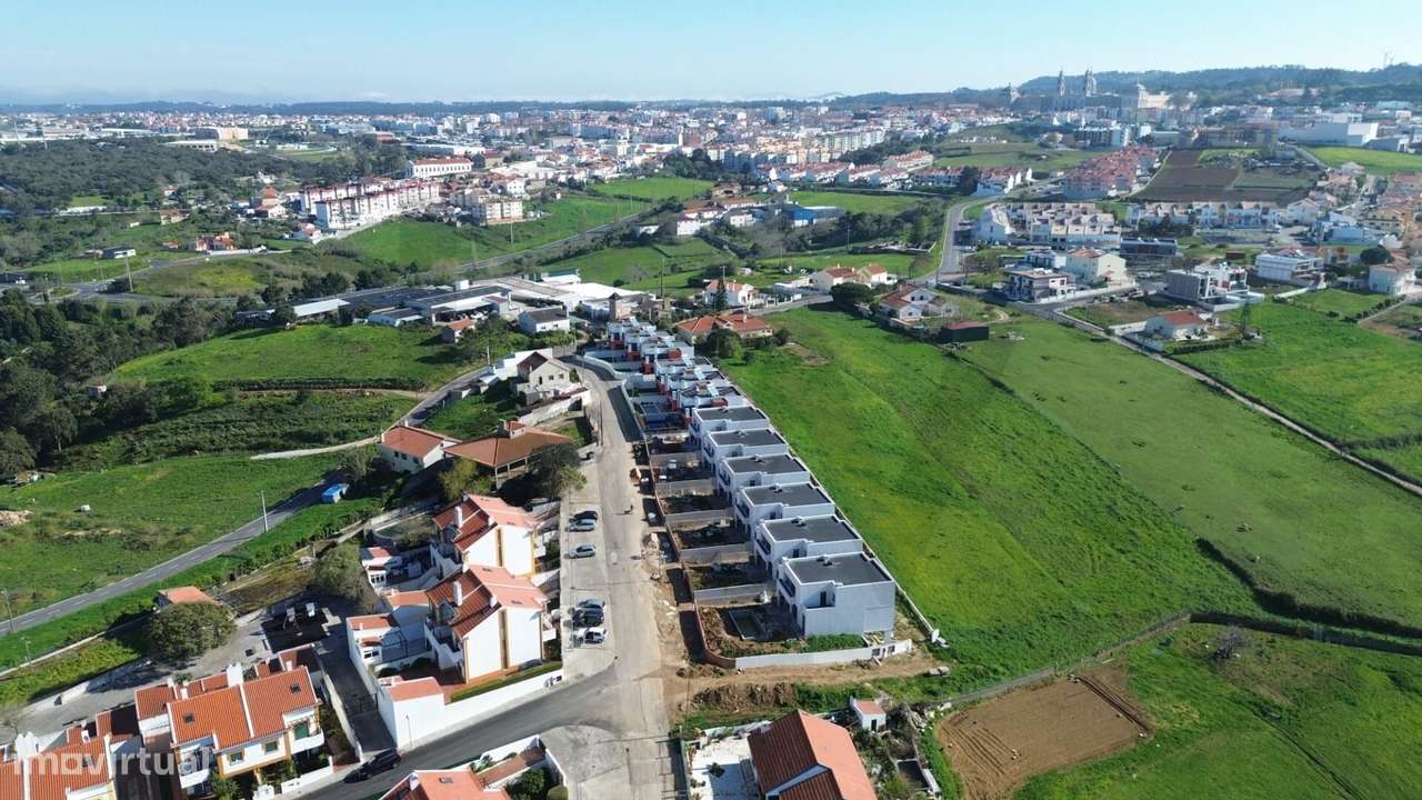 Moradia T4 em condomínio exclusivo em Mafra — privacidade, design e lo-14