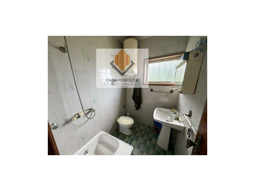 Andar Moradia T3 de 3 Frentes com Terreno, Garagem e Anexos - Avintes-28