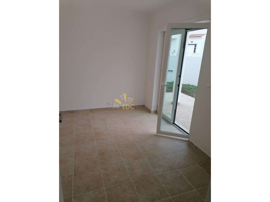 Moradia V3+1 Totalmente Remodelada no Centro da Ericeira e com vist...-38