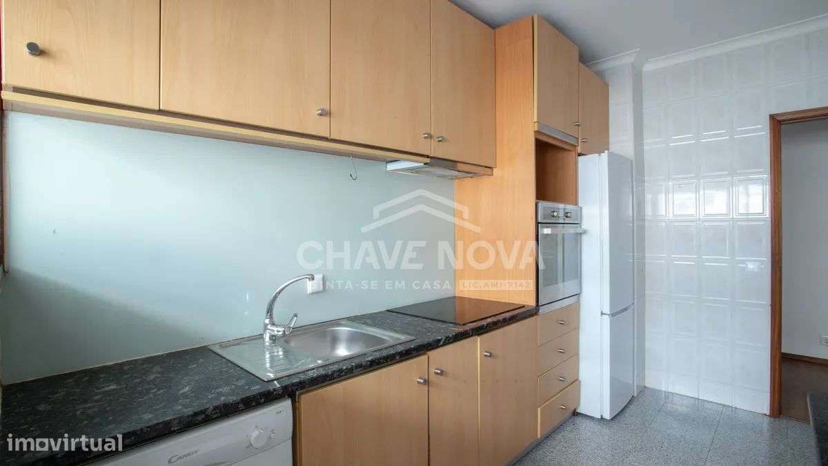 Apartamento T2 com varanda e garagem em Gaia-16