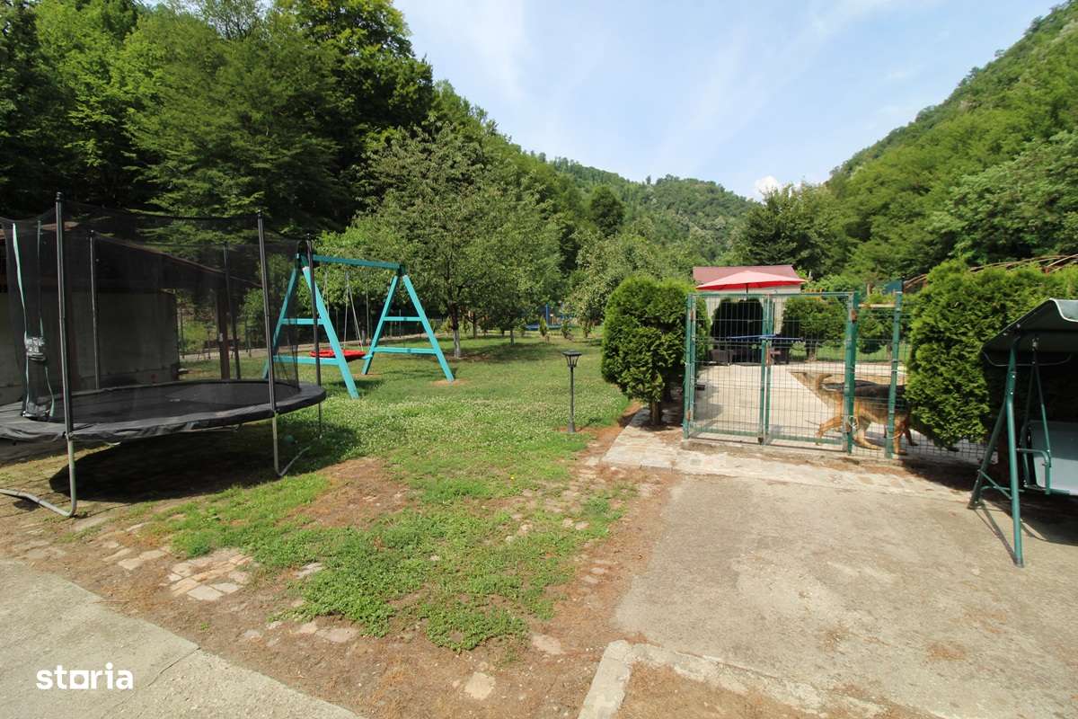 Vând casă P+E+M în Govăjdia, la 14km de Hunedoara, teren 1100mp, garaj-2
