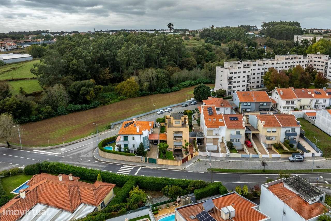 Fantástica Moradia de 4 Pisos em Moreira da Maia | Jardim c/ Barbecue - Grande imagem: 4/49