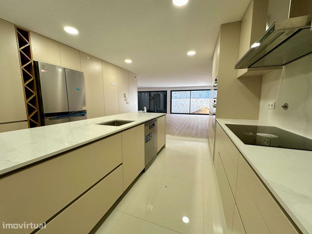 Moradia de Gaveto com dois pisos e garagem lateral-27