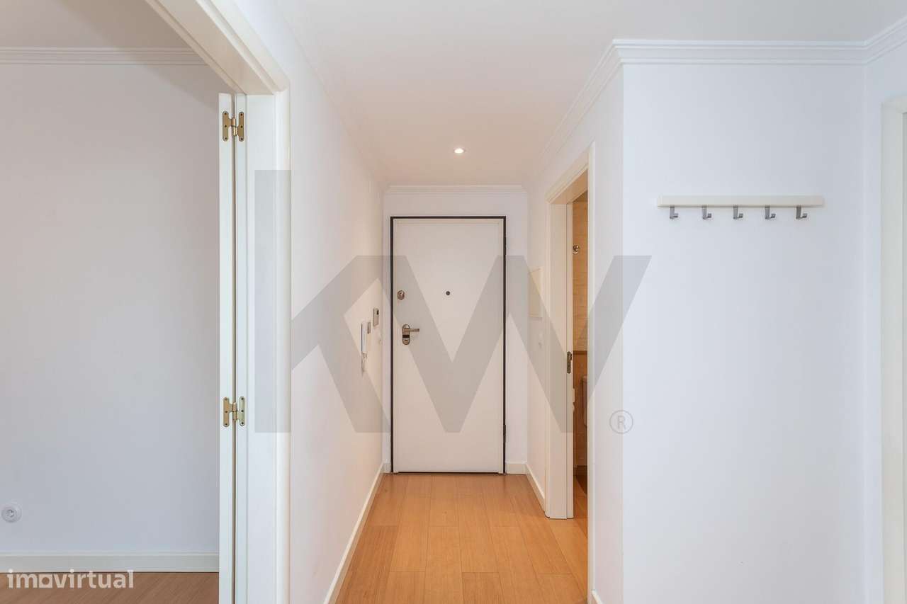 Praça de Espanha | T1 c/ estacionamento e varanda em Edf. de prestígio-20