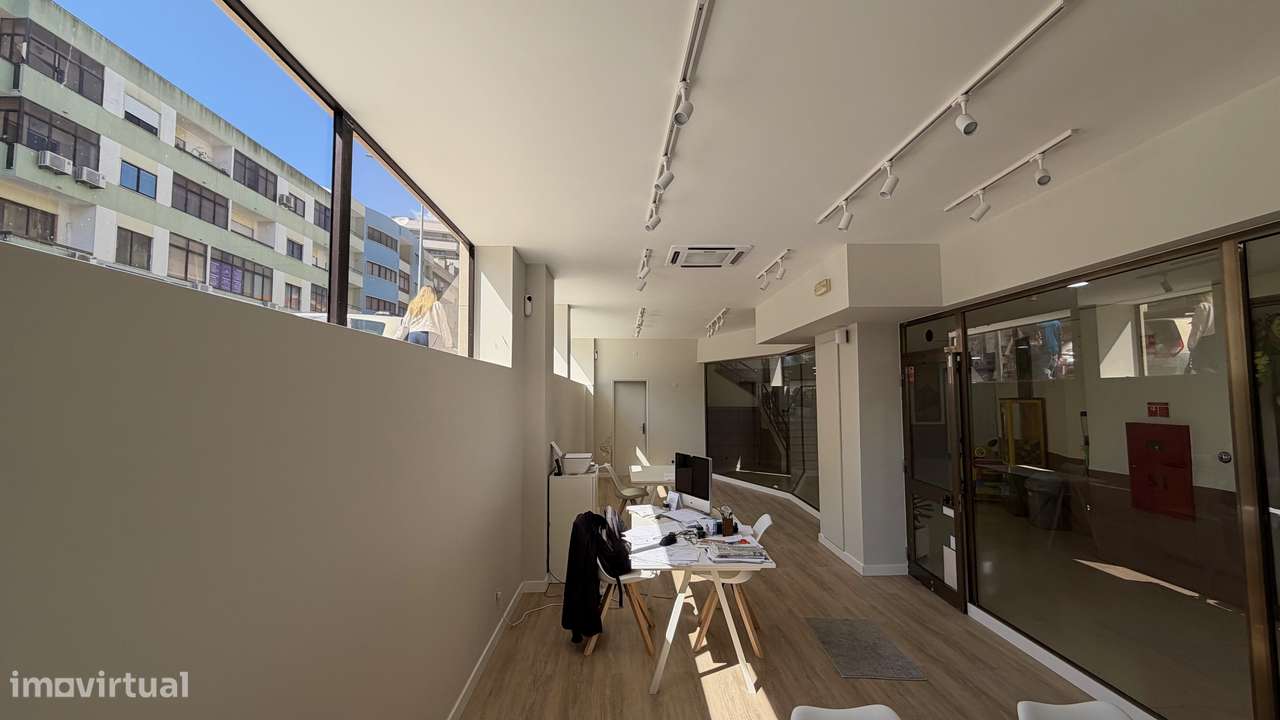 Loja Centro Alverca com Montras Generosas para a Rua Principal - Grande imagem: 4/14