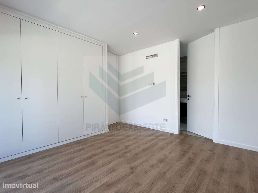 Ampla Moradia T4 em Azeitão: 72m² Open Space, 3 Suítes-16