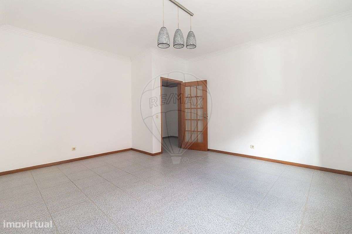 Apartamento T2 com Arrecadação em Paio Pires-7